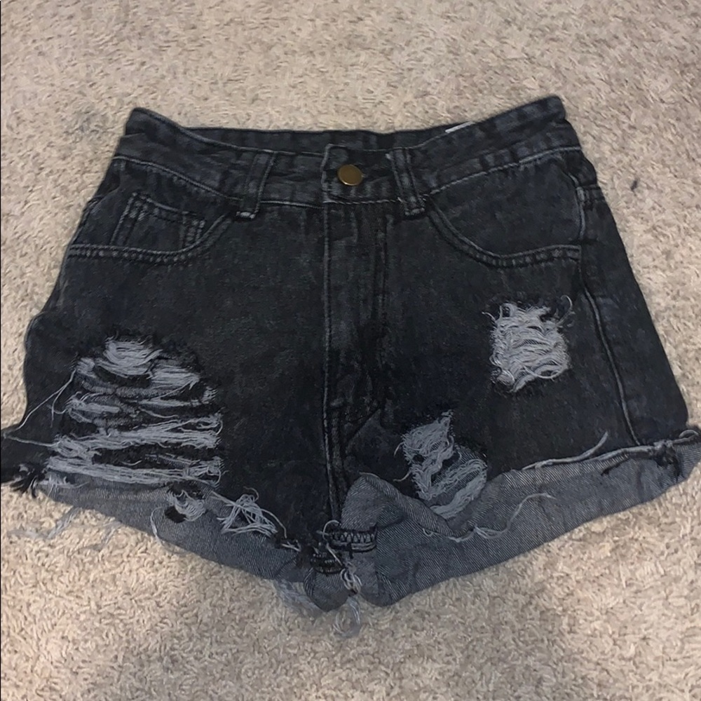 grey shorts